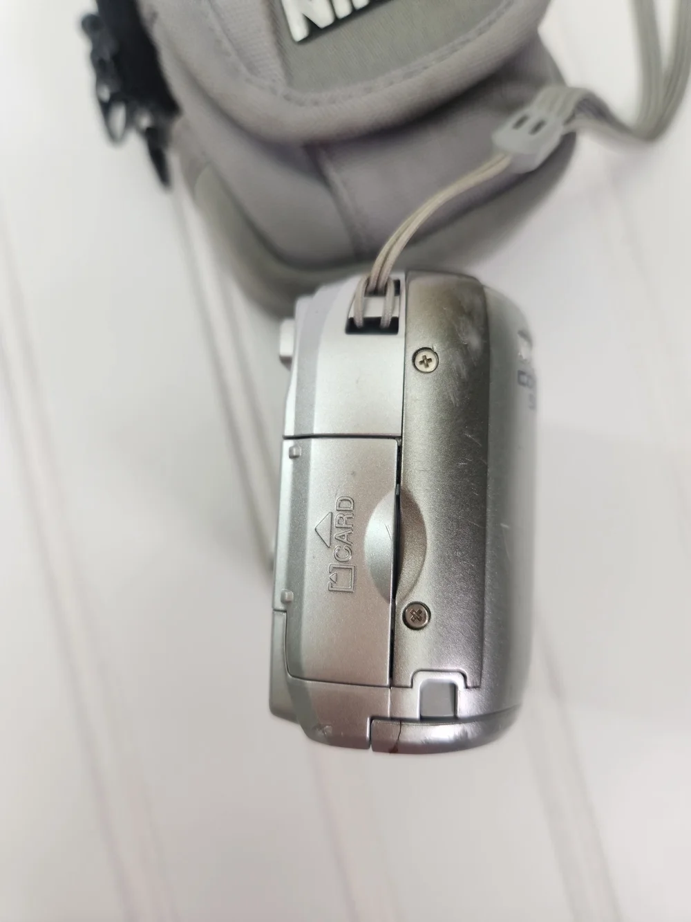 Nikon Coolpix 5600 5.0MP Digital Camera - Silver with Case & Wrist Strap